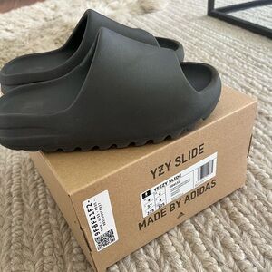 Adidas Yeezy slide size 4